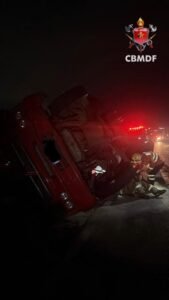 Caminhão carregado com cebolas capota na BR-251, próximo ao Tororó