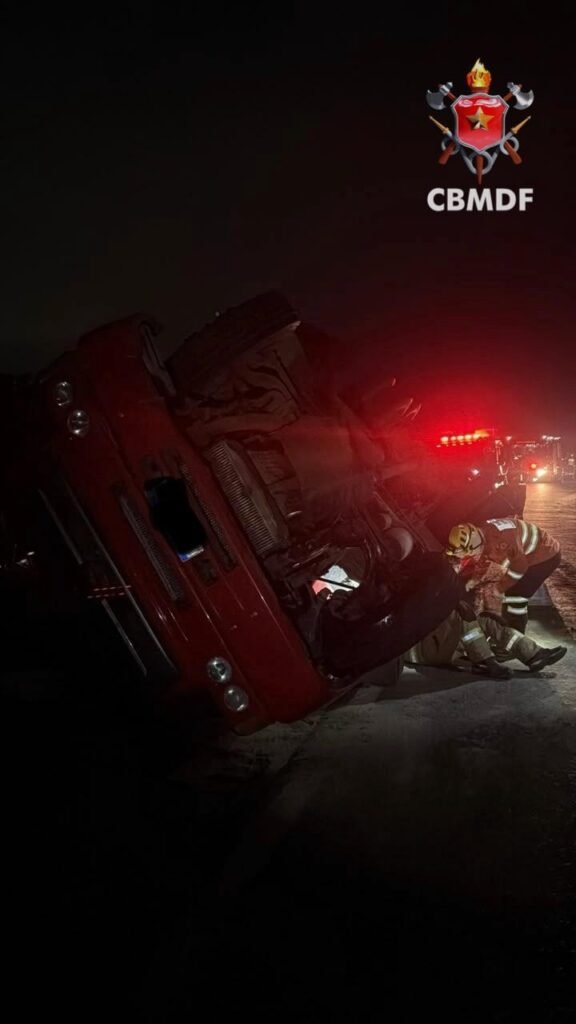 Caminhão carregado com cebolas capota na BR-251, próximo ao Tororó