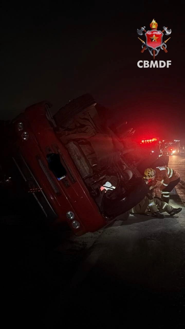Caminhão carregado com cebolas capota na BR-251, próximo ao Tororó