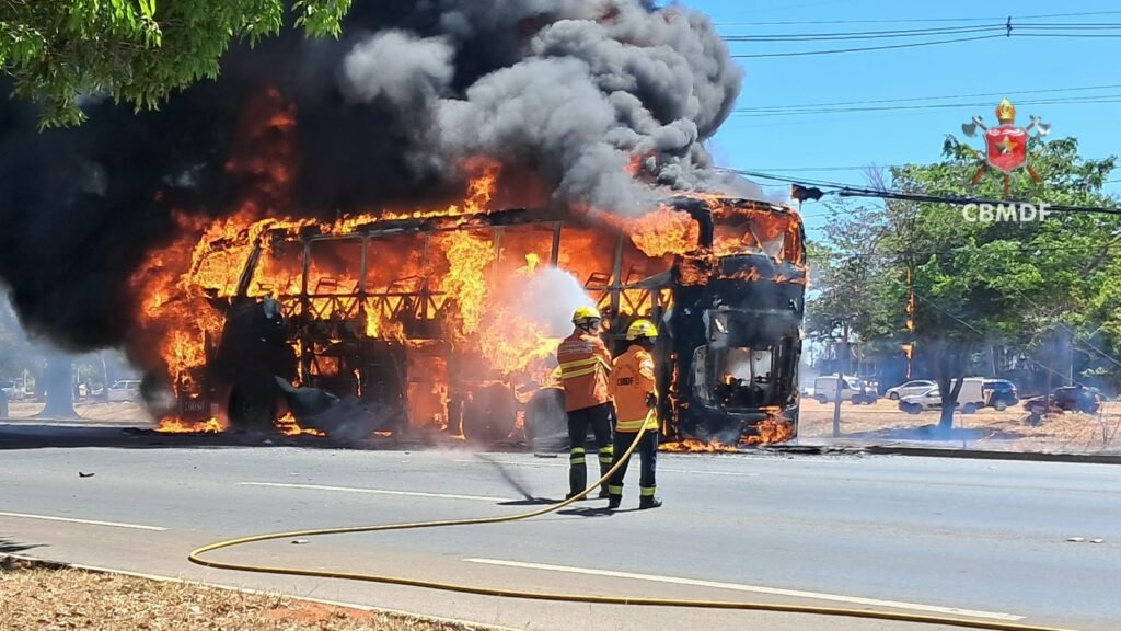 Ônibus pega fogo na EPIA Norte, próximo à Água Mineral