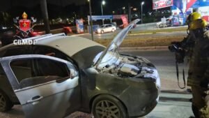 Carro pega fogo na Asa Norte e mobiliza Corpo de Bombeiros