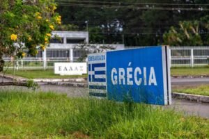 Soda cáustica e gritos: ex-funcionários denunciam embaixadora grega