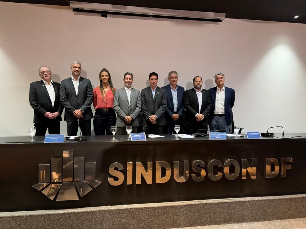 Grass promete parceria com setor da construção e 10 mil moradias por ano no DF
