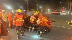 Colisão entre BYD e Kwid deixa motorista ferida na Asa Sul