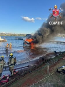 Lancha pega fogo e deixa quatro pessoas em estado grave no Lago Paranoá