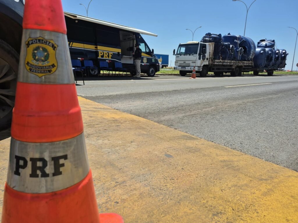 Caminhoneiro é preso bêbado ao dirigir veículo de mais de 20 metros na BR-020, no DF