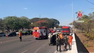 Carro tomba após bater em poste no Eixão Sul, em Brasília