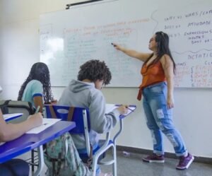 Relatório investiga fatores que levam professores a trabalhar em mais de uma escola