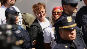 Susan Sarandon é detida em Nova York durante protesto contra Netanyahu