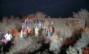 Tombamento de ônibus na BR-122 deixa sete mortos e 13 feridos na Bahia