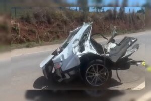 Homem morre após carro partir ao meio em acidente com caminhão na GO-080