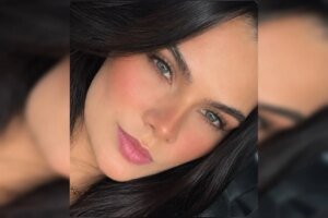 Foto colorida mostra Lula levantando imagem de Nossa Senhora de Nazaré em Belém (PA) - Metrópoles