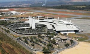 Confins retoma operações após suspensão por problema na pista