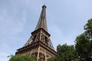 Torre Eiffel fecha em protesto após visitantes hindus pedirem afastamento de funcionárias mulheres