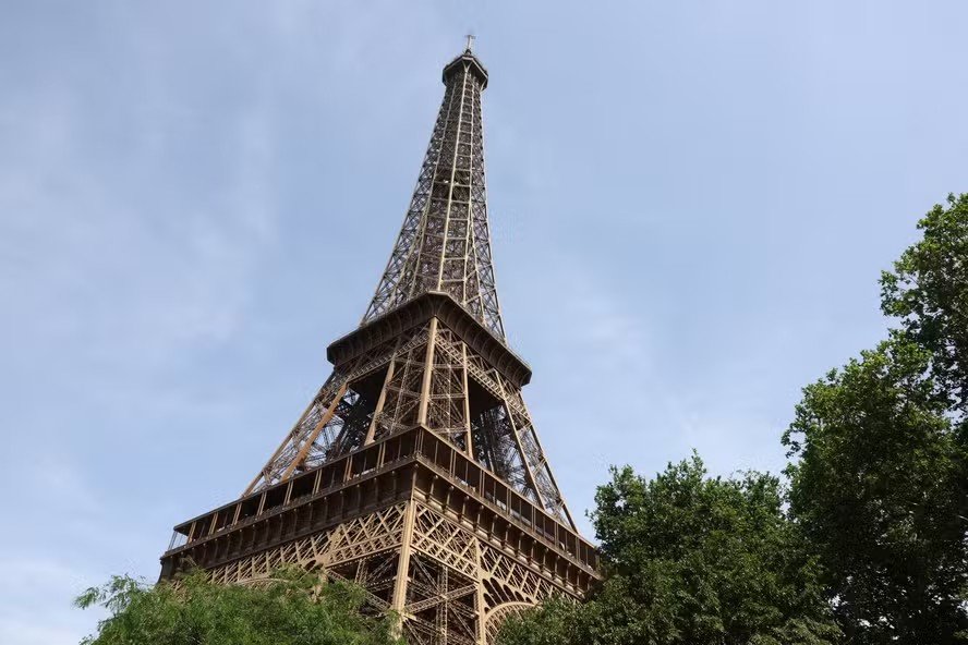 Torre Eiffel fecha em protesto após visitantes hindus pedirem afastamento de funcionárias mulheres