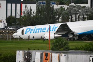 Dois pilotos do avião de carga da Amazon que caiu em Miami recebem alta do hospital