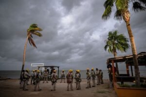 Pacífico mexicano resiste à passagem do furacão Polo