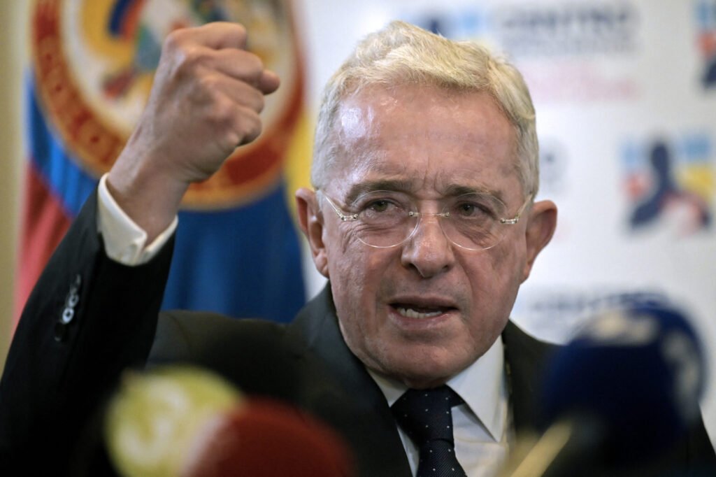 ‘Não sou assassino’, diz ex-presidente da Colômbia investigado por massacres