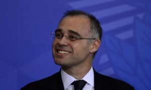 Mendonça revoga tornozeleira de ex-presidente do INSS