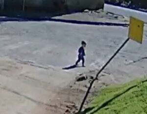Bebê de 1 ano e 6 meses foge de creche e vai sozinho até trabalho da mãe em Santa Catarina