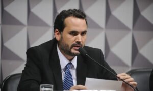 Não há controle de preços de combustíveis e governo quer evitar alta abusiva, diz ministro