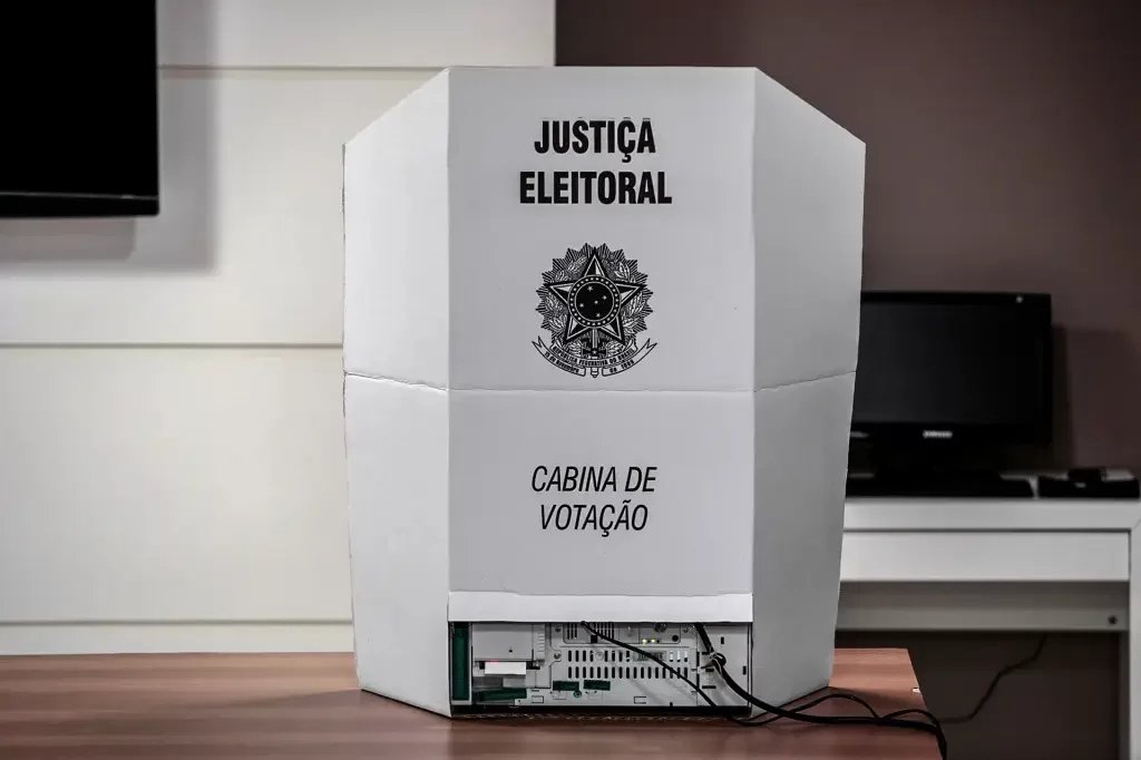Justiça Eleitoral reforça regras sobre eletrônicos na cabine de votação
