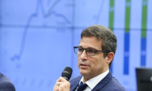 Campos Neto elogia medidas do Banco Central para conter fraudes no Pix