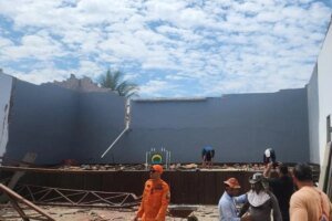 Ventania derruba poste sobre carro e arranca telhado de igreja no Entorno