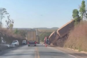 Carreta sai da pista e fica presa em barranco após acidente na BR-040