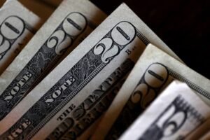 Dólar avança e Bolsa cai com petróleo em alta e juros dos EUA no radar dos investidores