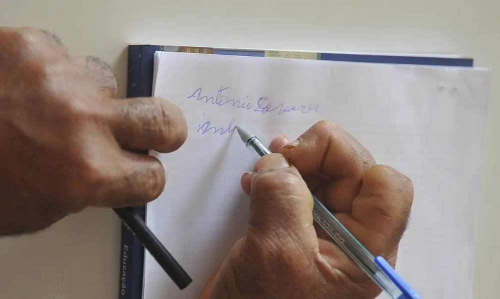 Pessoas com deficiência têm analfabetismo maior e enfrentam piores condições de moradia, diz IBGE