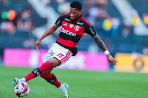 Plata não "atende aos parâmetros médicos" do Dínamo e retorna ao Flamengo
