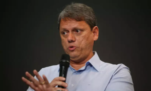 Tarcísio faz pregação em igreja, cita passagens bíblicas e pede orações pelo País