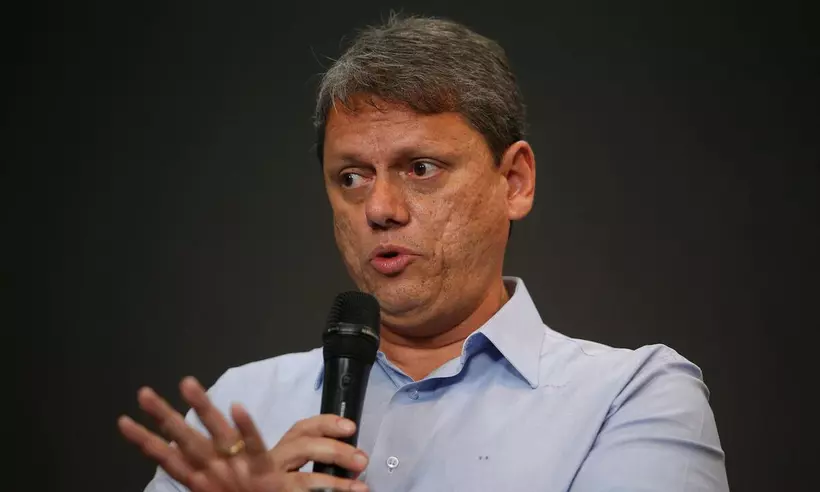 Tarcísio faz pregação em igreja, cita passagens bíblicas e pede orações pelo País