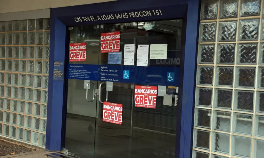 Ministro vota pelo fim da greve da Caixa e manda descontar dias parados em julgamento no TST