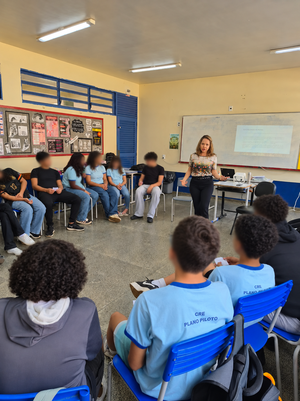 Servidora do TJDFT conversa com estudantes sobre escolhas conscientes