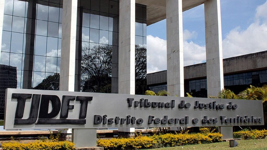 TJDFT recebe obra que celebra os 135 anos do TJES