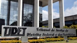 TJDFT recebe obra que celebra os 135 anos do TJES