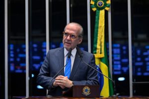 Dueire pede mudanças em MP para proteger confecção nacional