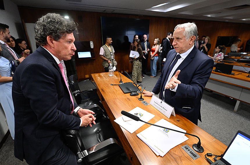 Comissão adia relatório da MP da taxa das blusinhas