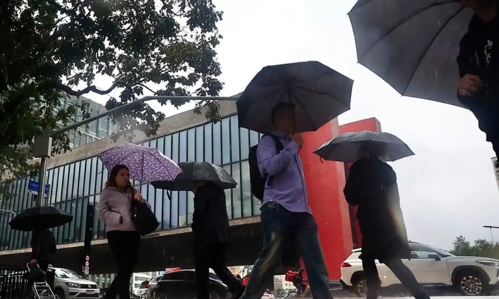 Frente fria deve trazer chuva forte e ventania a São Paulo