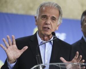 Ministro da Defesa tem o celular clonado; golpista pede doação de R$ 5
