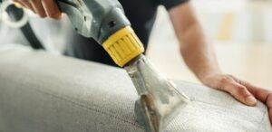 Como limpar o sofá sem encharcar de água e evitar danos ao tecido