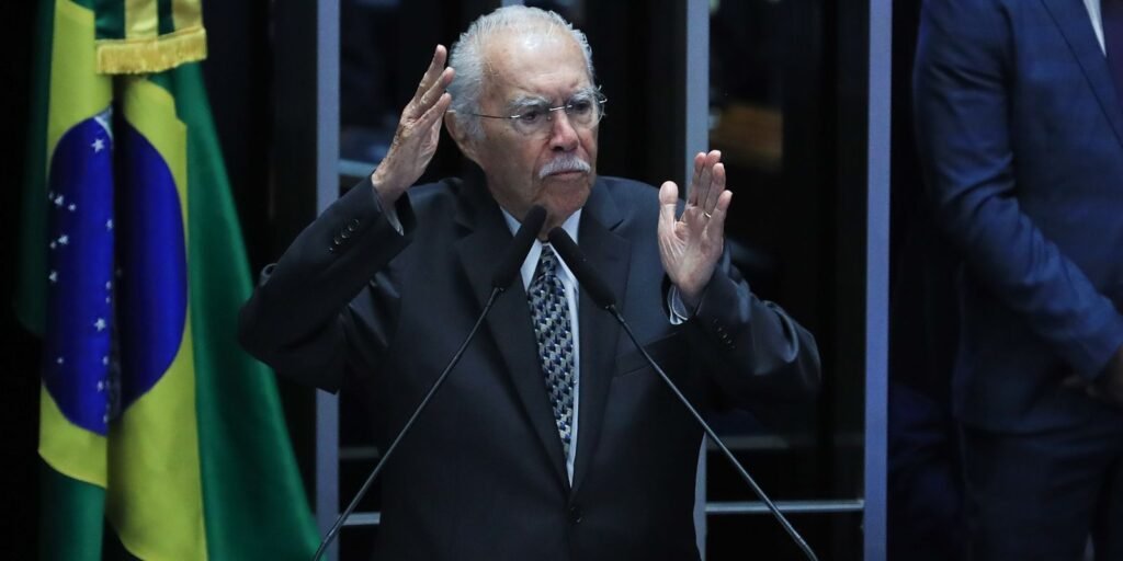 Ex-presidente José Sarney é internado com quadro de pneumonia