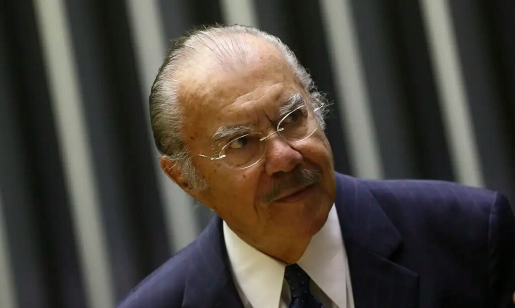 José Sarney segue internado em São Paulo com pneumonia estável