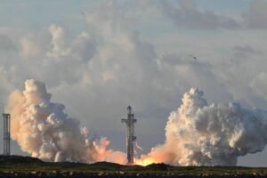 Megafoguete Starship, da SpaceX, faz primeiro voo orbital e lança satélites
