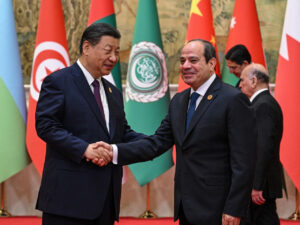 Xi Jinping chega ao Egito em meio a ameaças de sanções dos EUA por vínculos com Irã