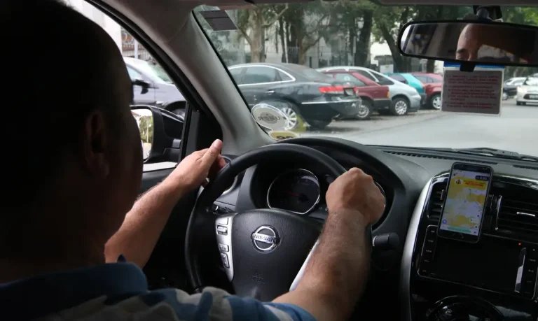 Trabalhador de aplicativo pode se aposentar pelo INSS; entenda como funciona a contribuição
