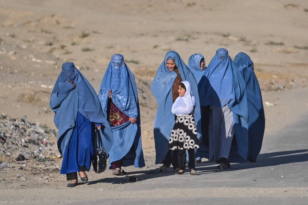 Dezenas de países instam talibãs a respeitar os direitos das mulheres