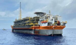 Petróleo dispara mais de 7% e atinge maior valor desde julho após novos ataques ao Irã